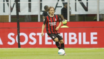 九游游戏-养老变大腿！39岁魔笛踢满全场+送创纪录助攻 网友：囧叔太禽兽了