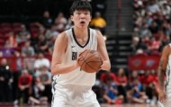 影响力！杨瀚森罚篮时 现场的中国球迷大喊“杨瀚森MVP”