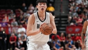 影响力！杨瀚森罚篮时 现场的中国球迷大喊“杨瀚森MVP”