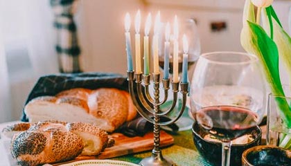 九游游戏-河北五超·微视频丨“河北五超”秦皇岛队对阵沧州队比赛前，两队互送当地特色礼品